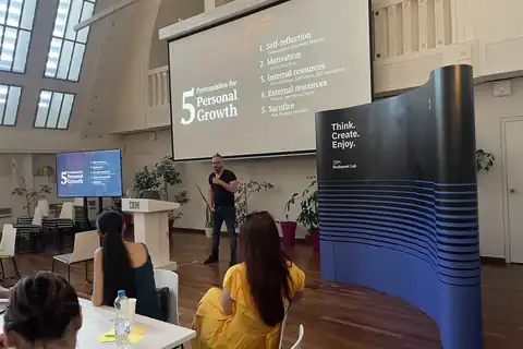 Klein Péter előad az IBM Budapest Labben, a kivetítőn a személyes fejlődés öt feltétele.